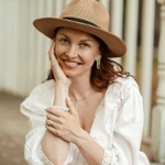 - Елена