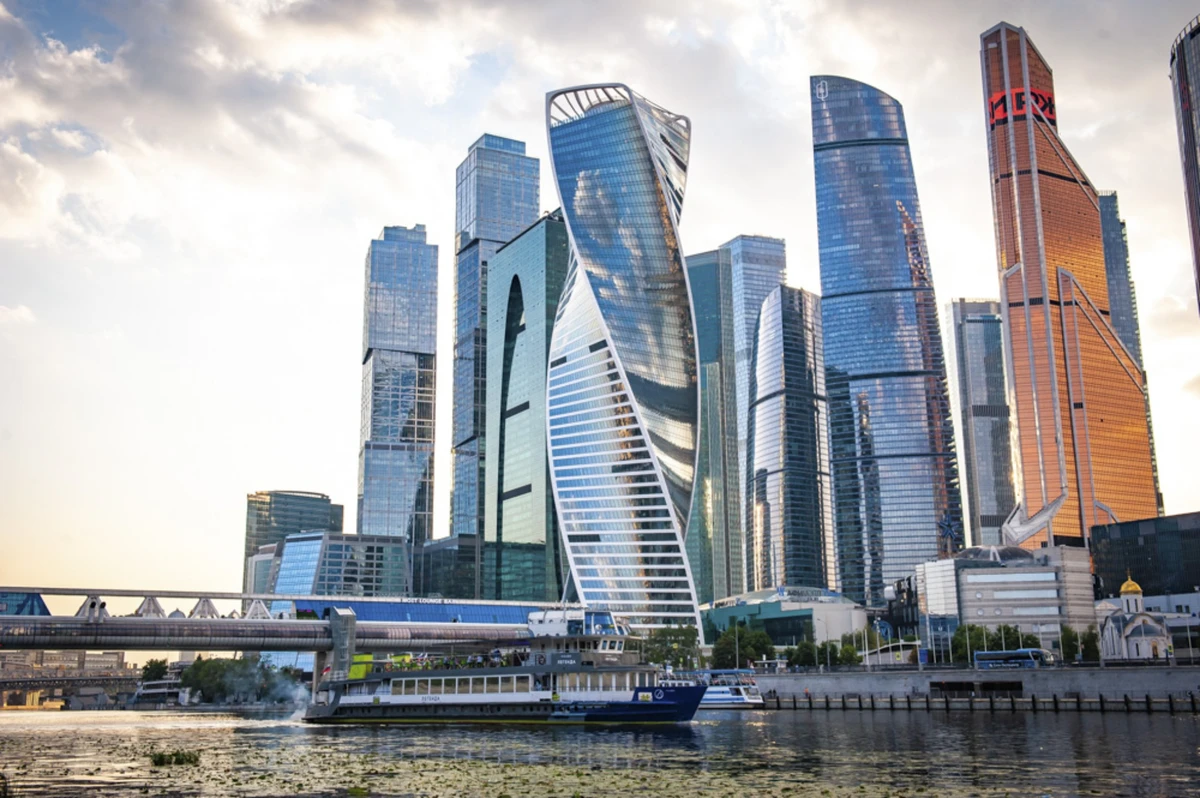 Гастробранч на воде: круиз по Москве-реке от Парка Горького до Сити