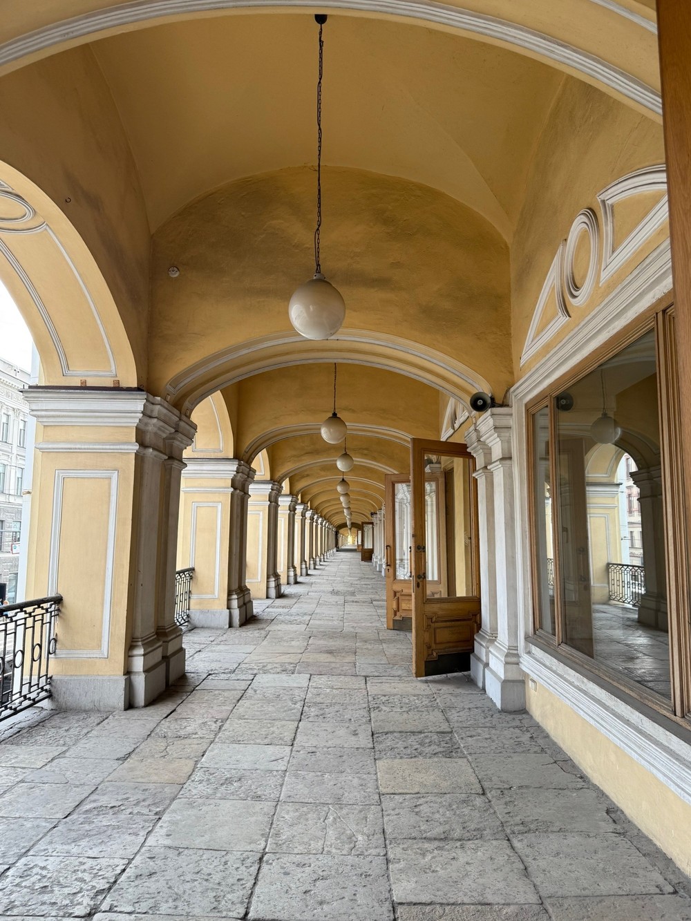 Невский проспект: парадный фасад и потаённые дворы Петербурга