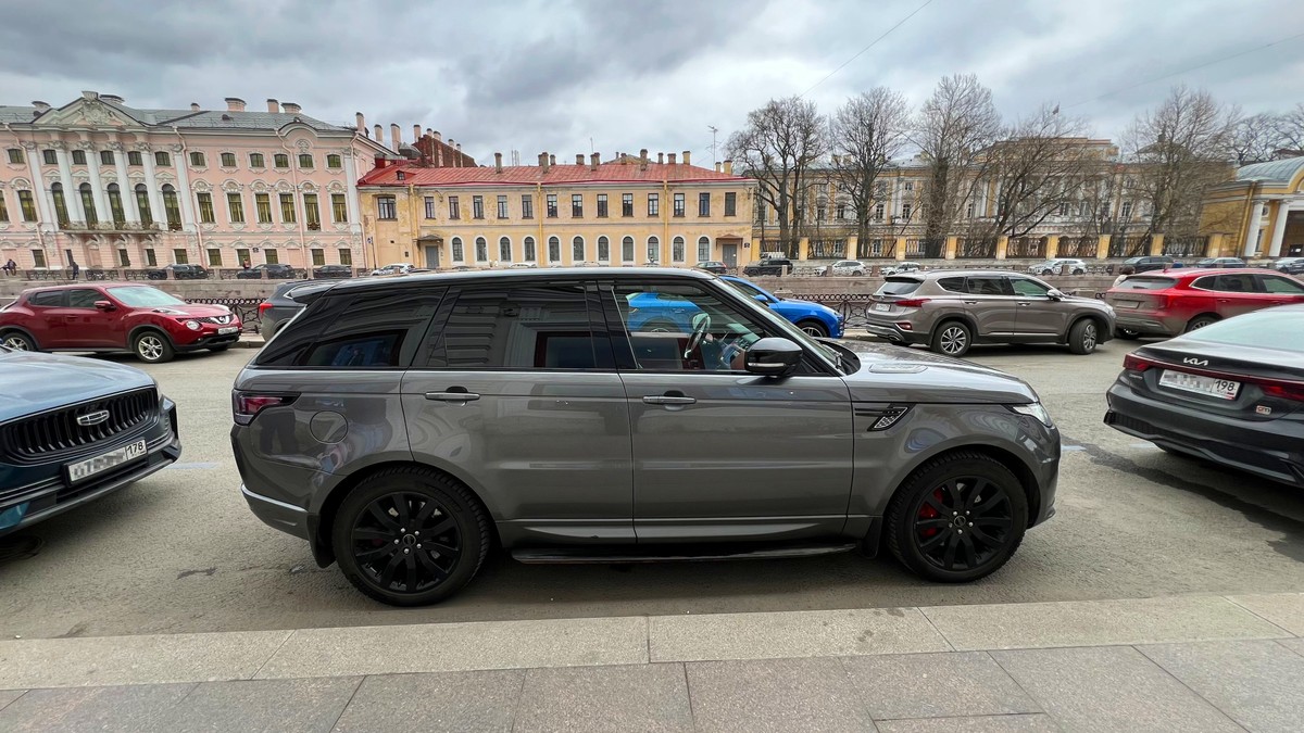 Петербург для двоих: автопрогулка с панорамной крышей по знаковым местам